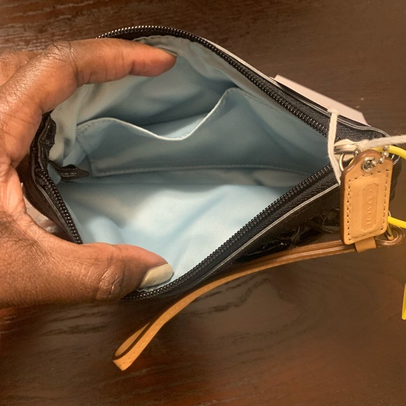 💎COACH💎 Black Patent Leather Coach Wristlet - Picture 3 of 5